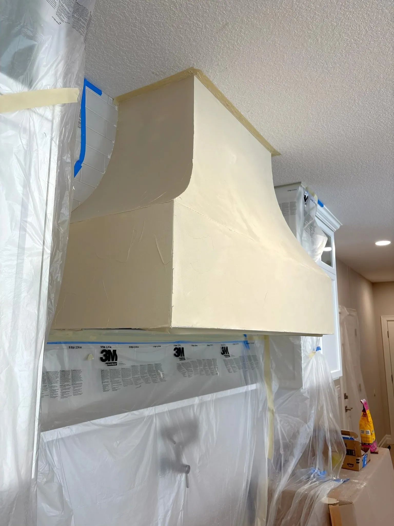 Side view of custom range hood with fresco harmony decorative drywall finish in Camas WA home